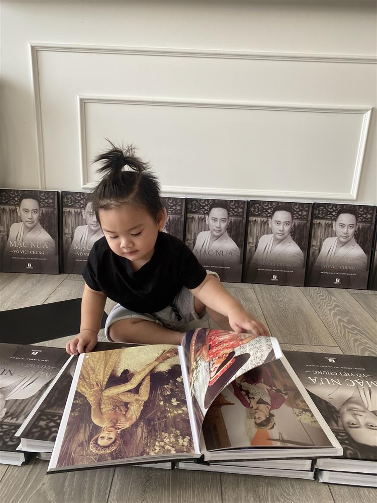 Quý tử Võ Việt Chung xuất hiện công khai, giống cha như tạc-10