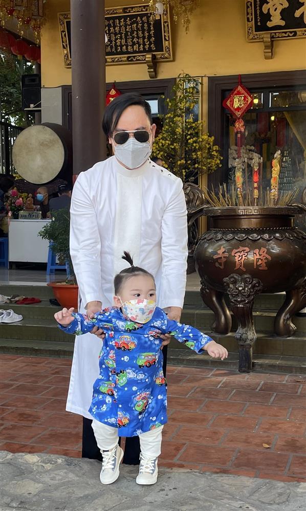 Quý tử Võ Việt Chung xuất hiện công khai, giống cha như tạc-9