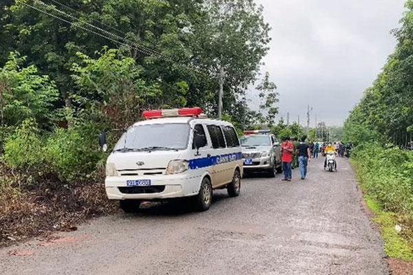 Bắt gặp vợ ôm nhân tình, chồng quỳ gối vái lạy rồi quay đi-5