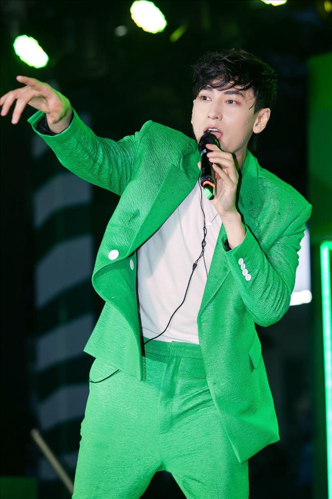 Isaac phản ứng gắt khi bị fan ruột nghi ngờ cầm nhầm đồ thiên hạ-1