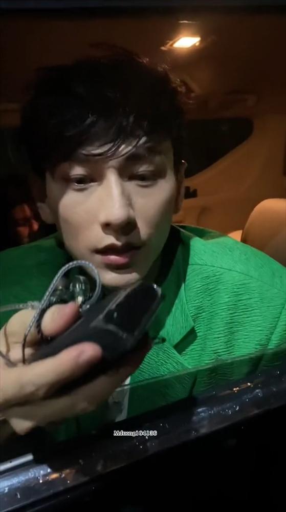 Isaac phản ứng gắt khi bị fan ruột nghi ngờ cầm nhầm đồ thiên hạ-3