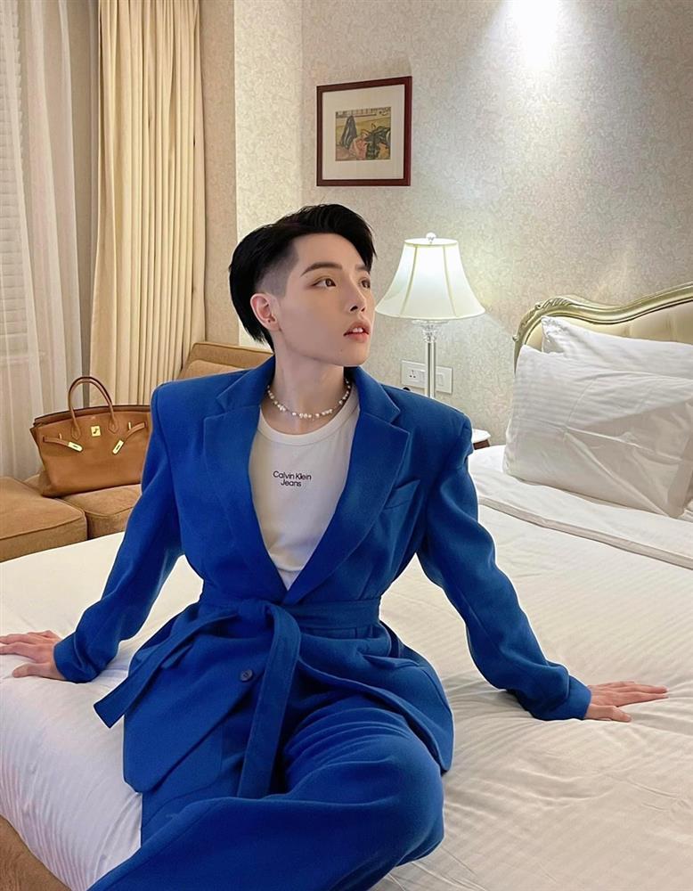 Đức Phúc ngày càng điệu, xách túi Hermès nửa tỷ gây choáng-4