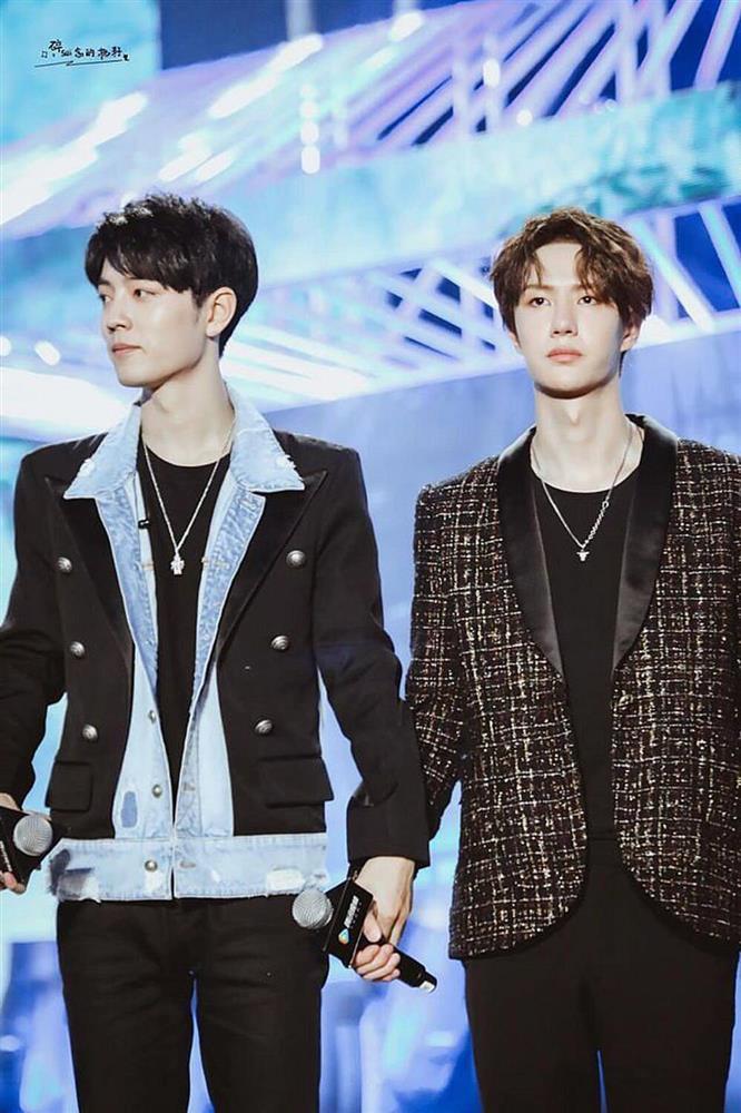 Vương Nhất Bác và Tiêu Chiến dùng đồ đôi, ở chung nhà?-1