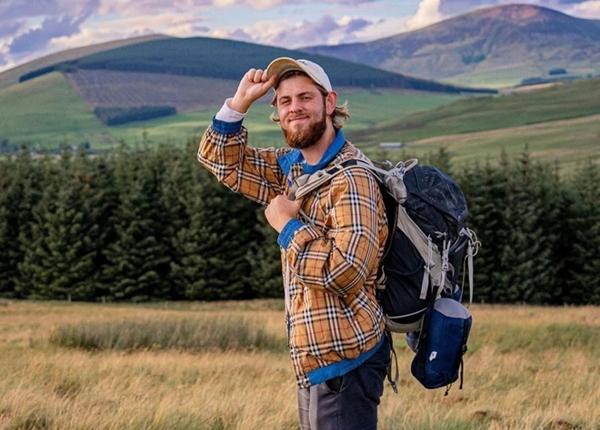 Du khách Mỹ rơi vào miệng núi lửa vì chụp ảnh selfie-3