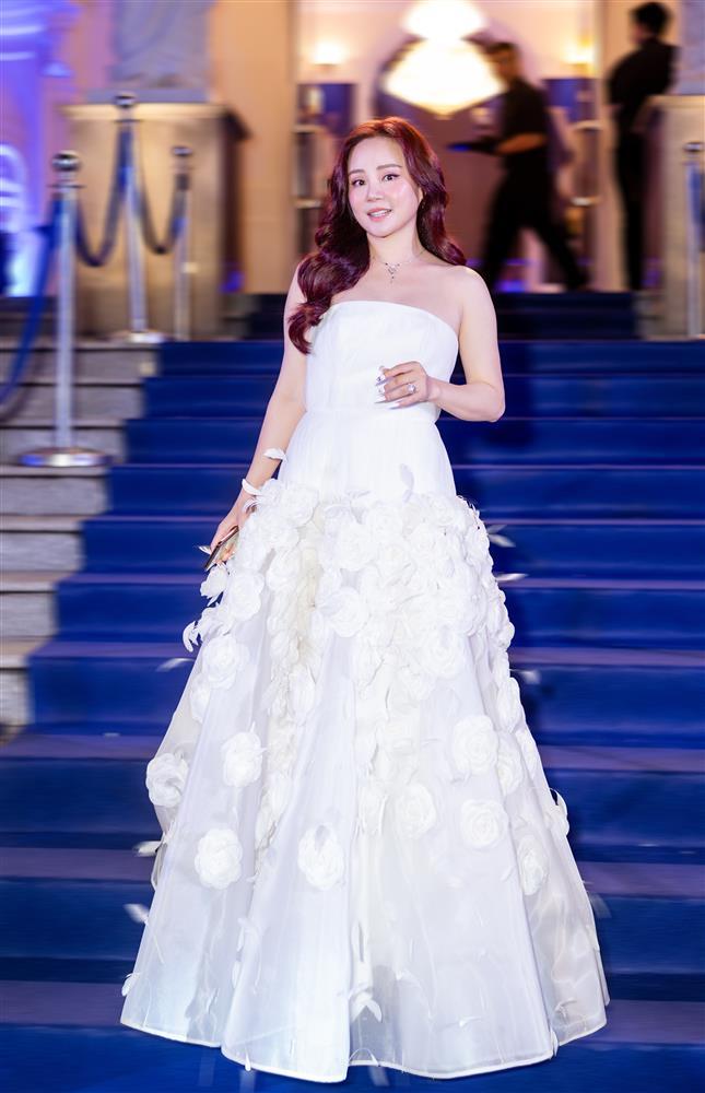 Hương Giang, Kim Tuyến, Hoàng Phương: Ai là nữ hoàng thảm đỏ?-10