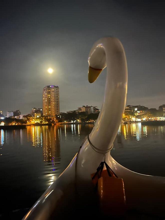 Nhiều người thích thú chia sẻ hình ảnh siêu trăng sấm xuất hiện tối qua-2