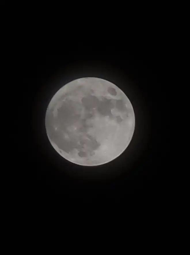 Nhiều người thích thú chia sẻ hình ảnh siêu trăng sấm xuất hiện tối qua-3