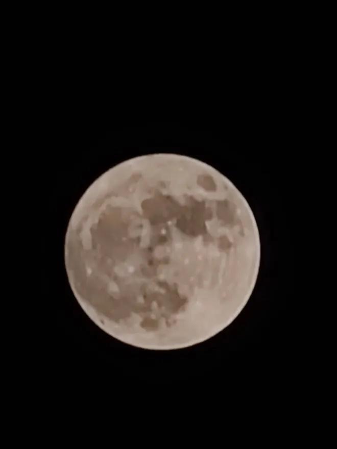 Nhiều người thích thú chia sẻ hình ảnh siêu trăng sấm xuất hiện tối qua-7