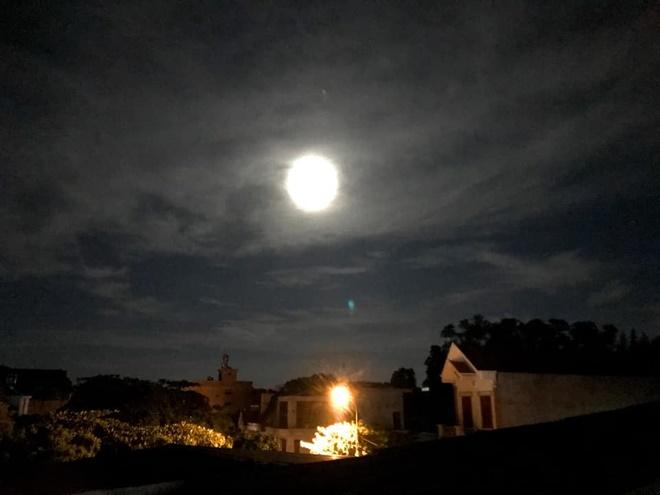 Nhiều người thích thú chia sẻ hình ảnh siêu trăng sấm xuất hiện tối qua-11