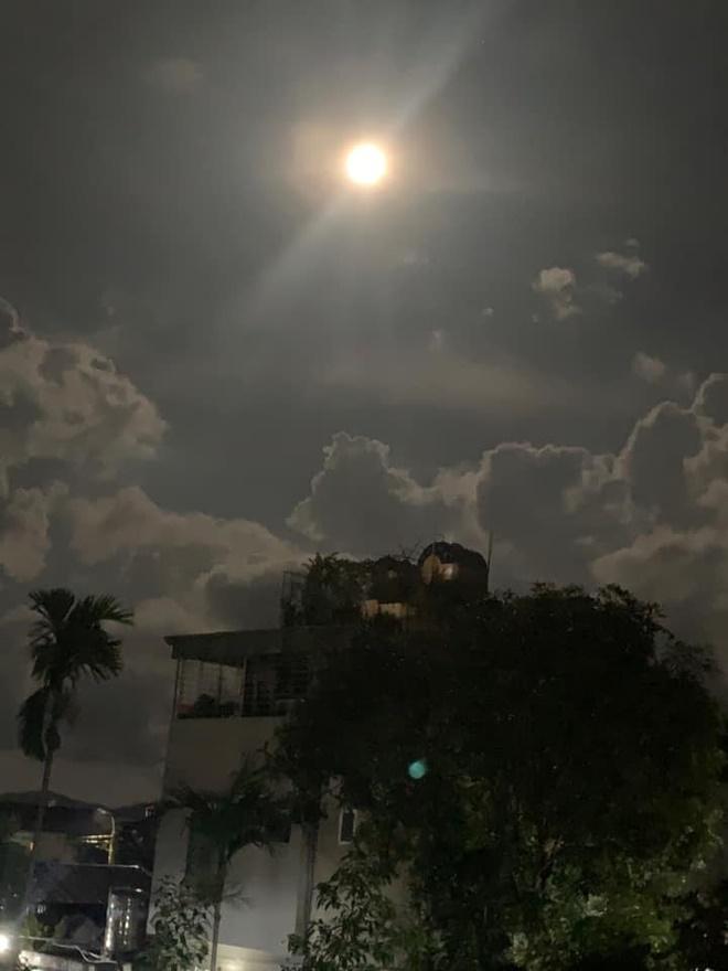 Nhiều người thích thú chia sẻ hình ảnh siêu trăng sấm xuất hiện tối qua-9