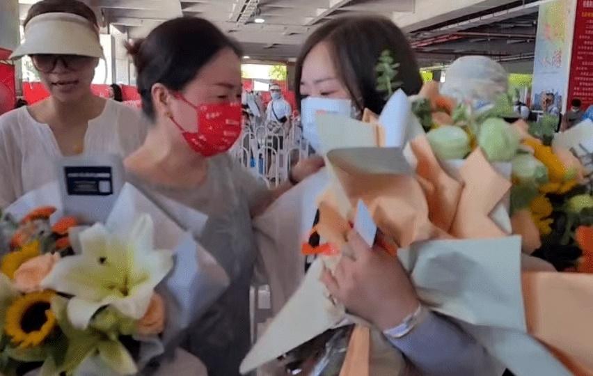 Cô gái về nhà sau 29 năm bị bắt cóc nhưng phản ứng của mẹ rất đau lòng-1