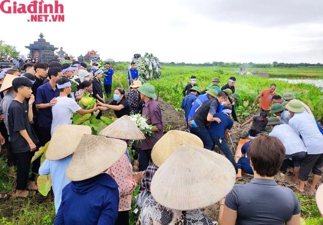 Nghẹn ngào tiễn biệt nam sinh lớp 10 xấu số về với đất mẹ-15