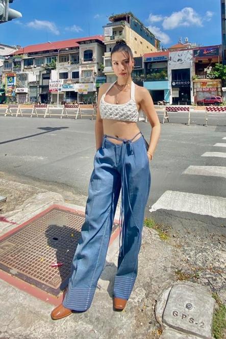 Street style của mẹ bé Max cũng chứng kiến sự thay đổi ngoạn mục.