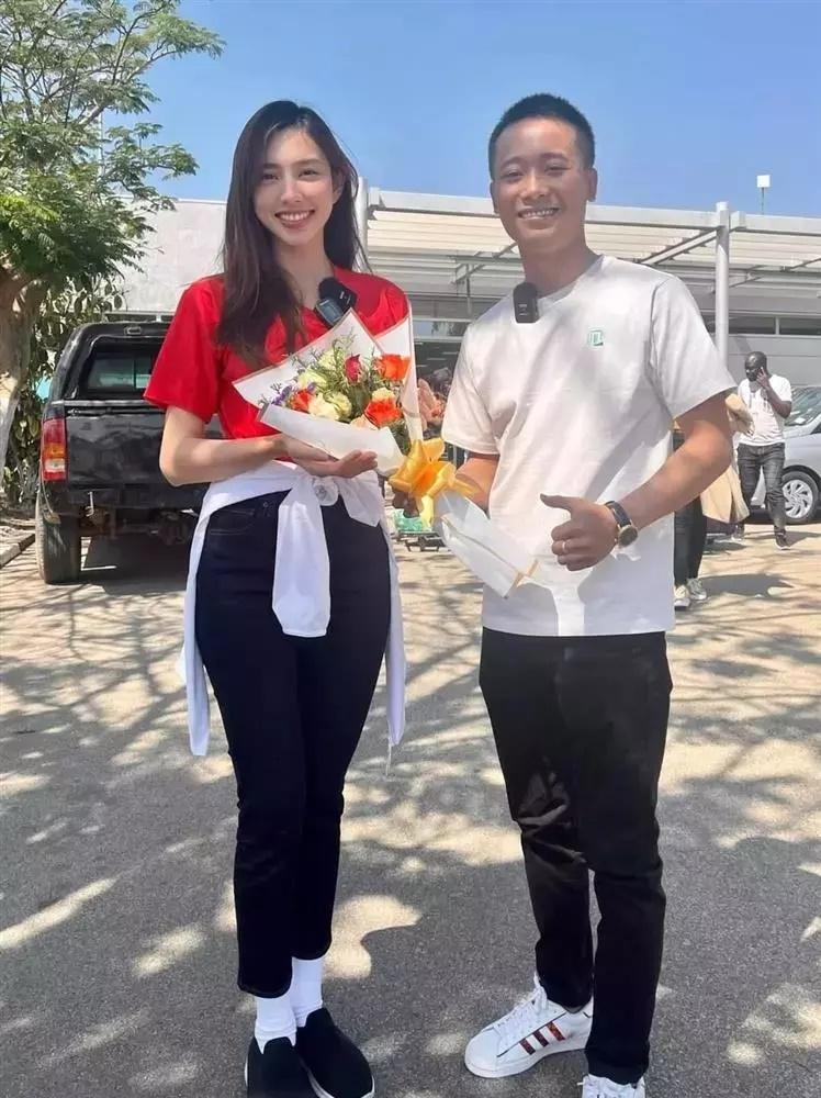 Sánh đôi bên Hoa hậu Thùy Tiên, Quang Linh Vlog được thơm lây-4