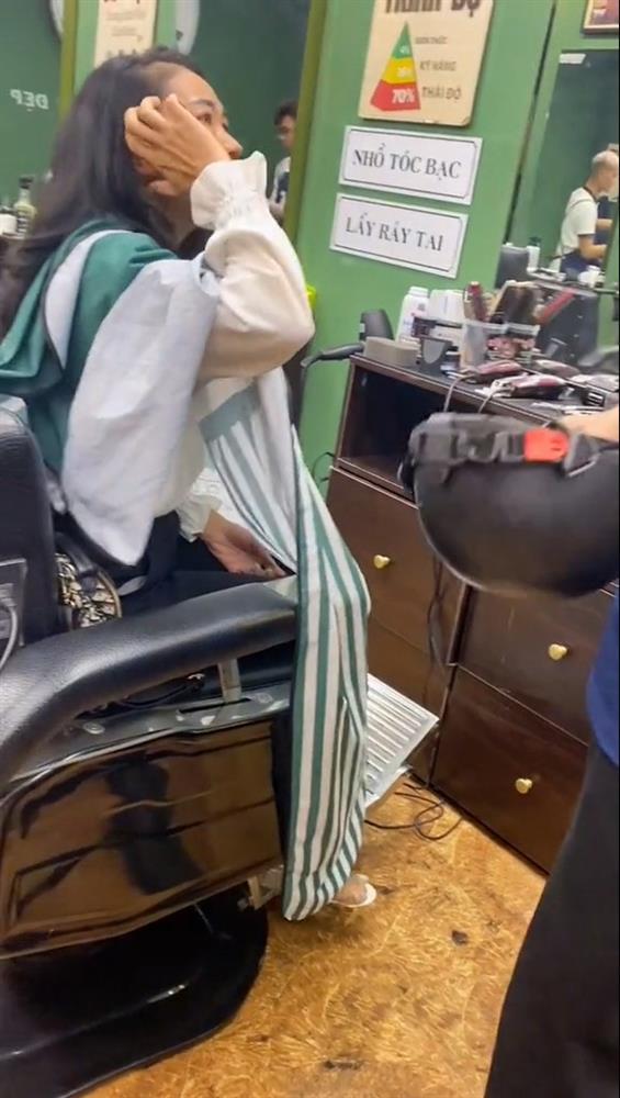 Đang làm tóc thì chồng tới mắng xa xả, vợ uất ức: Ô sin còn có lương-1