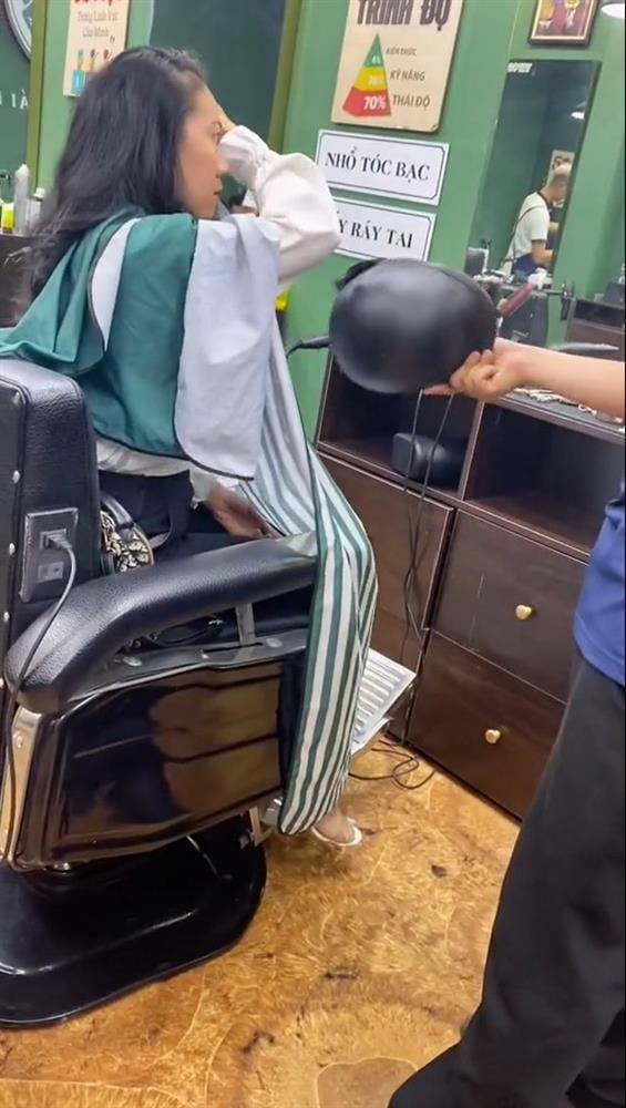 Đang làm tóc thì chồng tới mắng xa xả, vợ uất ức: Ô sin còn có lương-2