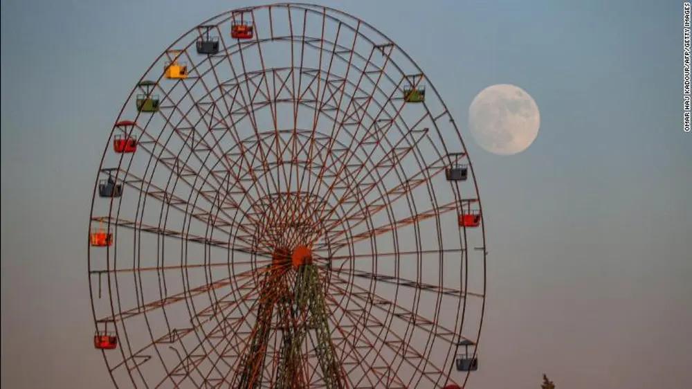 Loạt ảnh ấn tượng về siêu trăng sấm với độ lớn rực sáng kỷ lục-2