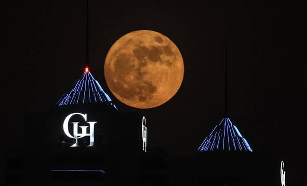 Loạt ảnh ấn tượng về siêu trăng sấm với độ lớn rực sáng kỷ lục-8