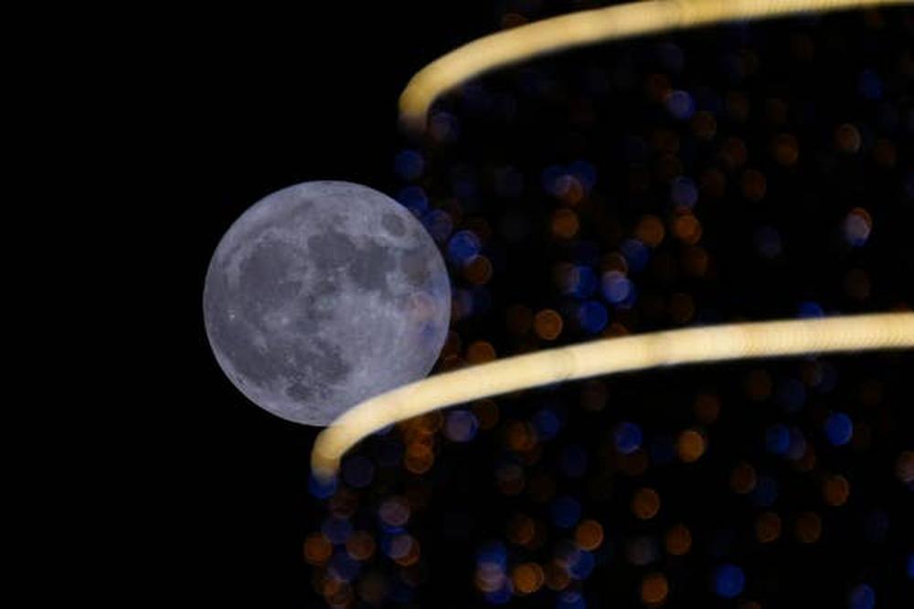 Loạt ảnh ấn tượng về siêu trăng sấm với độ lớn rực sáng kỷ lục-9