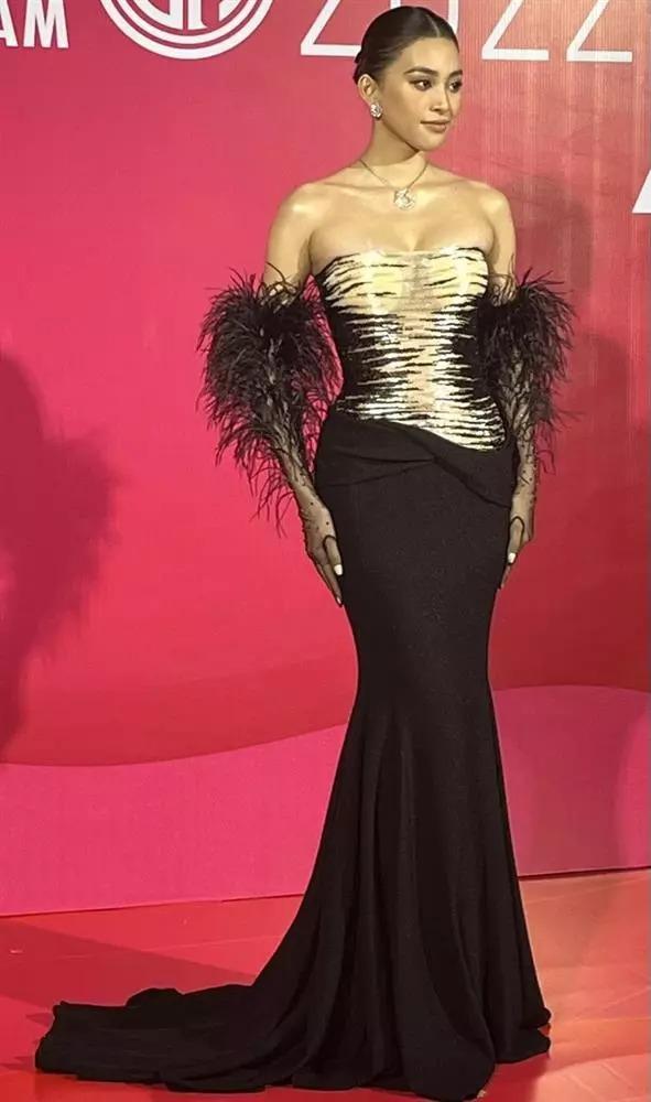 Tiểu Vy để mặt mộc, cổ tay chằng chịt bông băng gây lo lắng-8