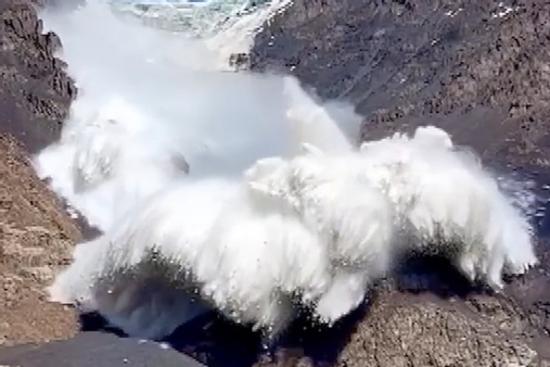 Khoảnh khắc tuyết lở như thác đổ ở Kyrgyzstan