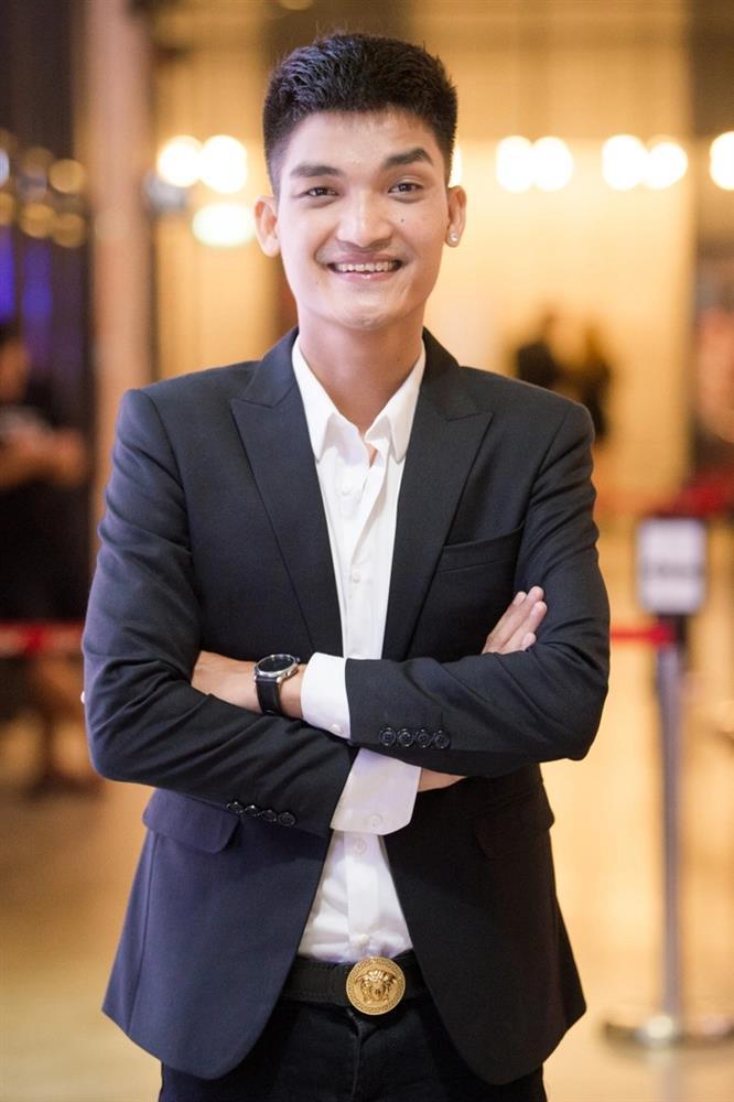 Mạc Văn Khoa hát hò với chiếc loa của khách ăn bún đậu-1