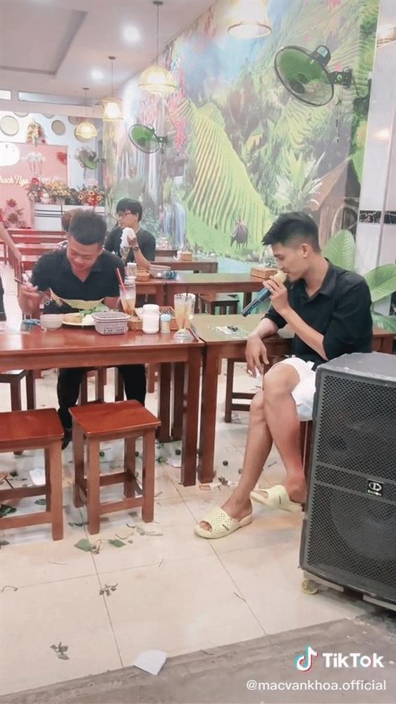 Mạc Văn Khoa hát hò với chiếc loa của khách ăn bún đậu-2