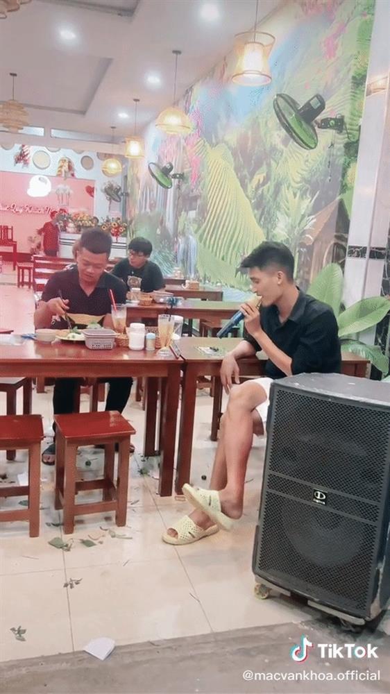 Mạc Văn Khoa hát hò với chiếc loa của khách ăn bún đậu-3