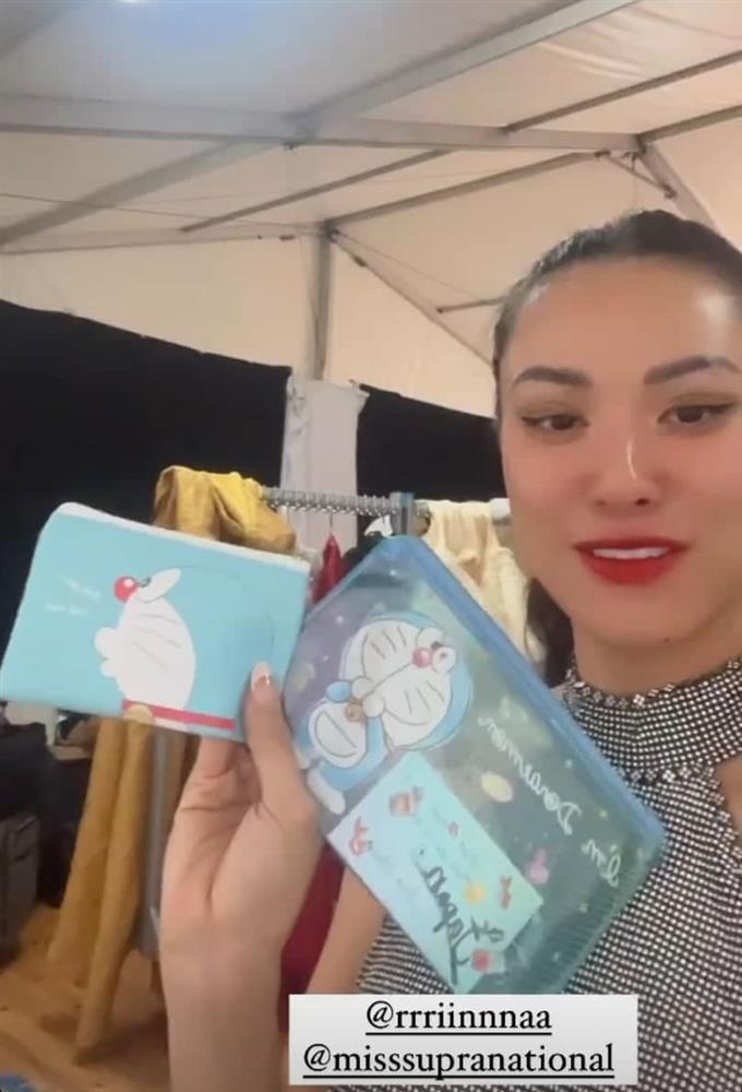 Hoa hậu Nhật tặng Kim Duyên ví Doraemon, dân mạng hú hồn-3