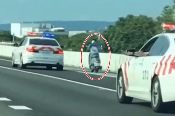 Clip: Xe container đánh võng dọa người đi xe máy hồn bay phách lạc-2