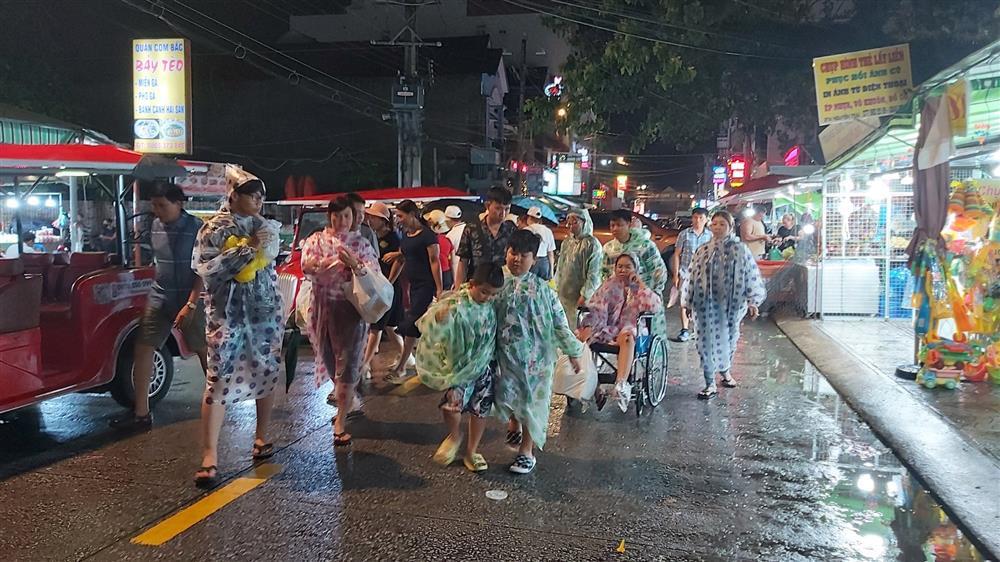 Nghe bảo Phú Quốc cát trắng nắng vàng, nhưng đến nơi sao nó lạ lắm-4