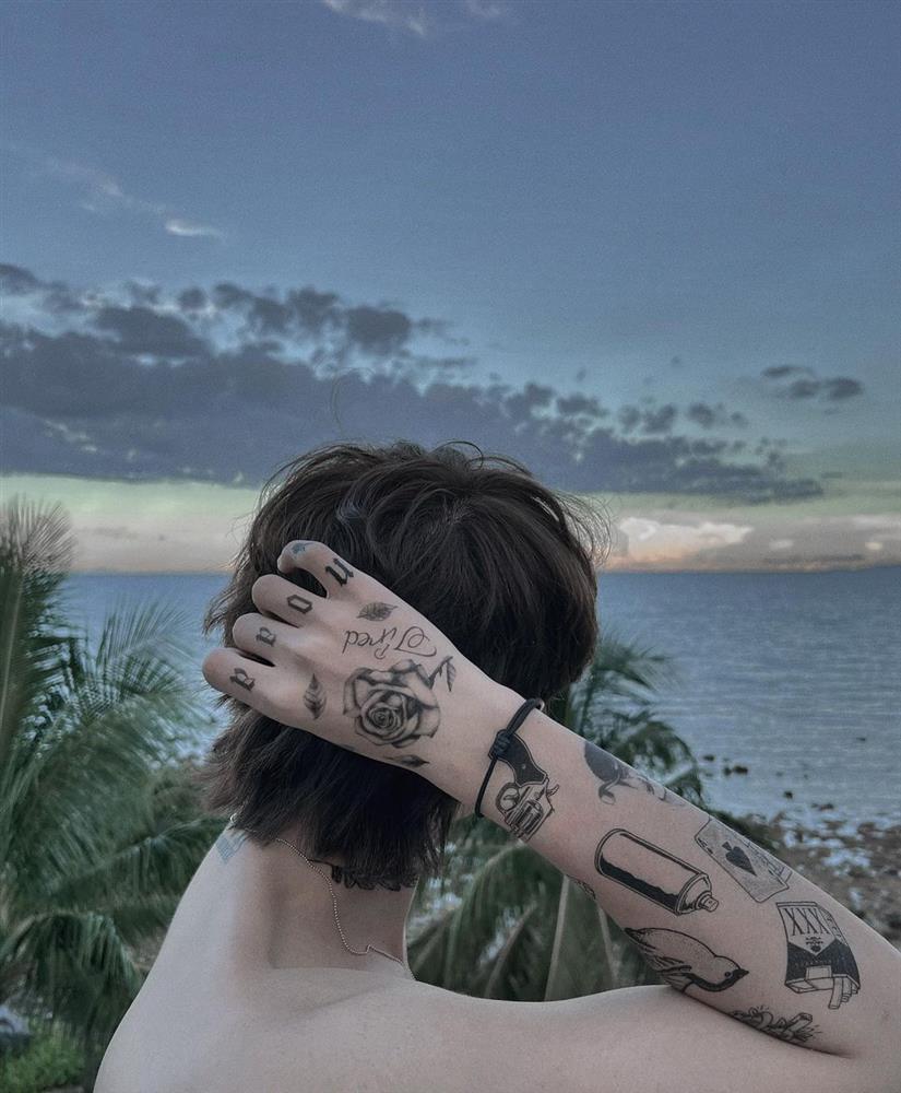 Hiếm hoi khoe body, Sơn Tùng bị chê vòng 3 lép kẹp thua xa Kim Lý-1