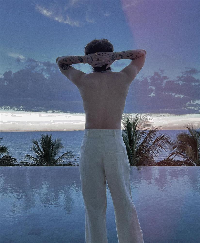 Hiếm hoi khoe body, Sơn Tùng bị chê vòng 3 lép kẹp thua xa Kim Lý-2