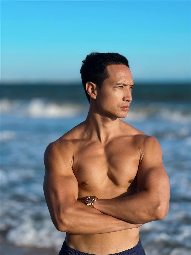 Hiếm hoi khoe body, Sơn Tùng bị chê vòng 3 lép kẹp thua xa Kim Lý-6