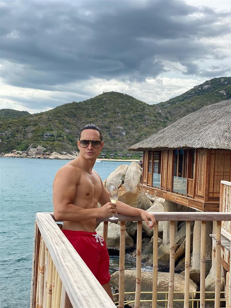 Hiếm hoi khoe body, Sơn Tùng bị chê vòng 3 lép kẹp thua xa Kim Lý-8