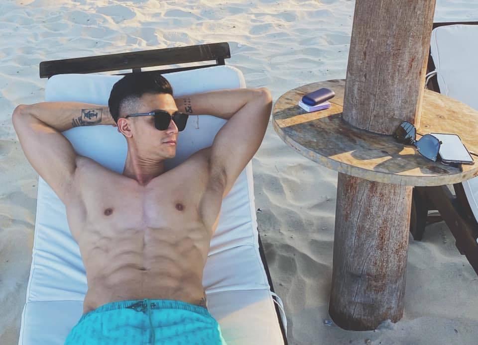 Hiếm hoi khoe body, Sơn Tùng bị chê vòng 3 lép kẹp thua xa Kim Lý-9