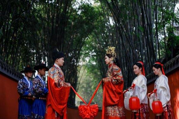 Nữ sinh kiếm bộn tiền nhờ làm phù dâu, kiếm được bạn trai ở đám cưới-6