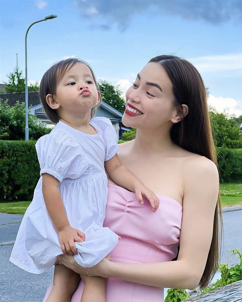 Về quê Kim Lý, Hà Hồ nửa kín nửa hở, lồng lộn như diễn thời trang-8