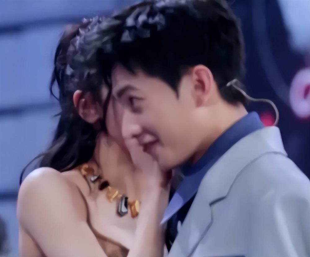 Vì sao Dương Dương - Địch Lệ Nhiệt Ba bị nghi hẹn hò?-6