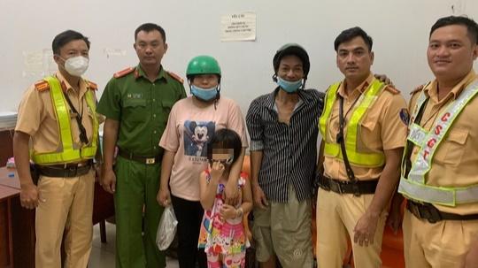 Bé gái 5 tuổi đi lạc trong đêm, lang thang 10km trên đường quốc lộ-1