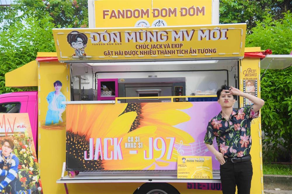 Học fan Kpop gửi xe cà phê tặng thần tượng, fan Jack bị chê phèn-2