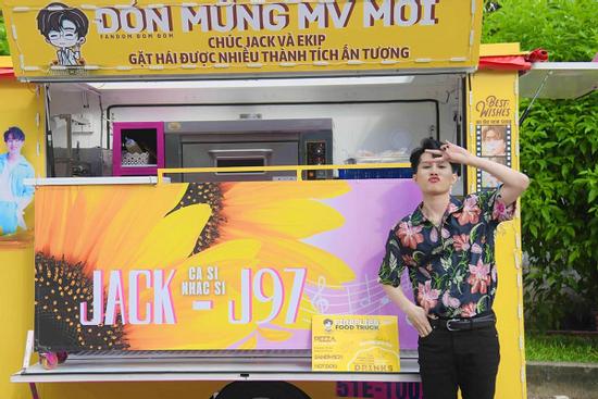 Học fan Kpop gửi xe cà phê tặng thần tượng, fan Jack bị chê 'phèn'