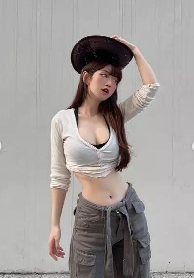 Lê Bống chơi golf mặc siêu ngắn, nhảy nhót suýt lộ điểm nhạy cảm-4