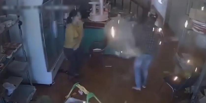 Thanh niên sợ tí ngất vì chùm bóng bay tóe lửa, biến mất như ảo thuật-3