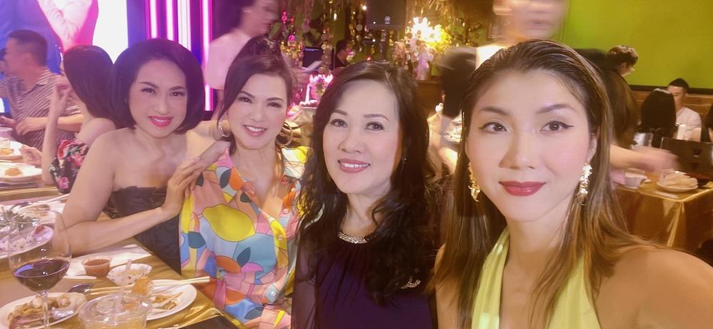 Vợ Chí Tài U65 da sáng loáng, trẻ ngang ngửa Ngọc Quyên U35-1