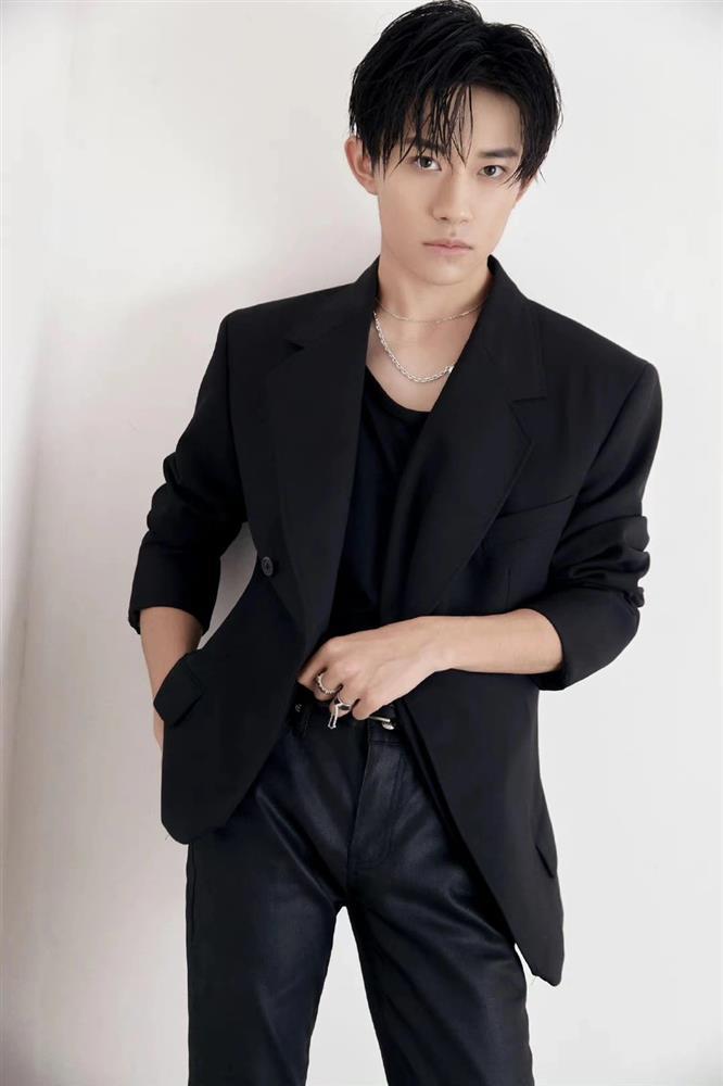 Dịch Dương Thiên Tỉ bị cắt quảng cáo-2