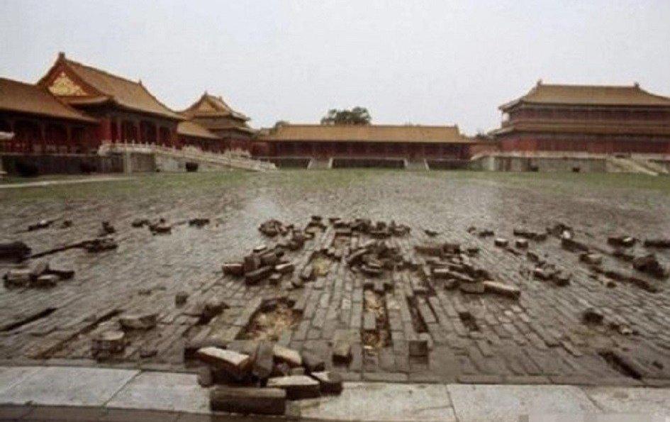 Sàn gạch ở Tử Cấm Thành rạn nứt hé lộ bí mật không thể ngờ-1