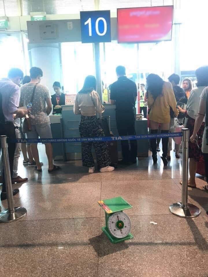Đem hành lý quá cân, khách qua được cửa check in nhưng vẫn bị phạt-3