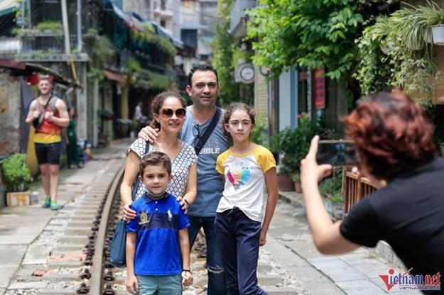 Cà phê đường tàu lại tấp nập đón du khách nước ngoài-2