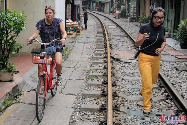 Cà phê đường tàu lại tấp nập đón du khách nước ngoài-3